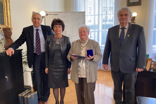 Pest Megye Közgyűlése - a törökbálinti képviselő-testületünk javaslatára - több évtizedes gyógyító tevékenységének elismeréséül Pest Megyéért Emlékérmet adományozott dr. Weltner Amáliának.